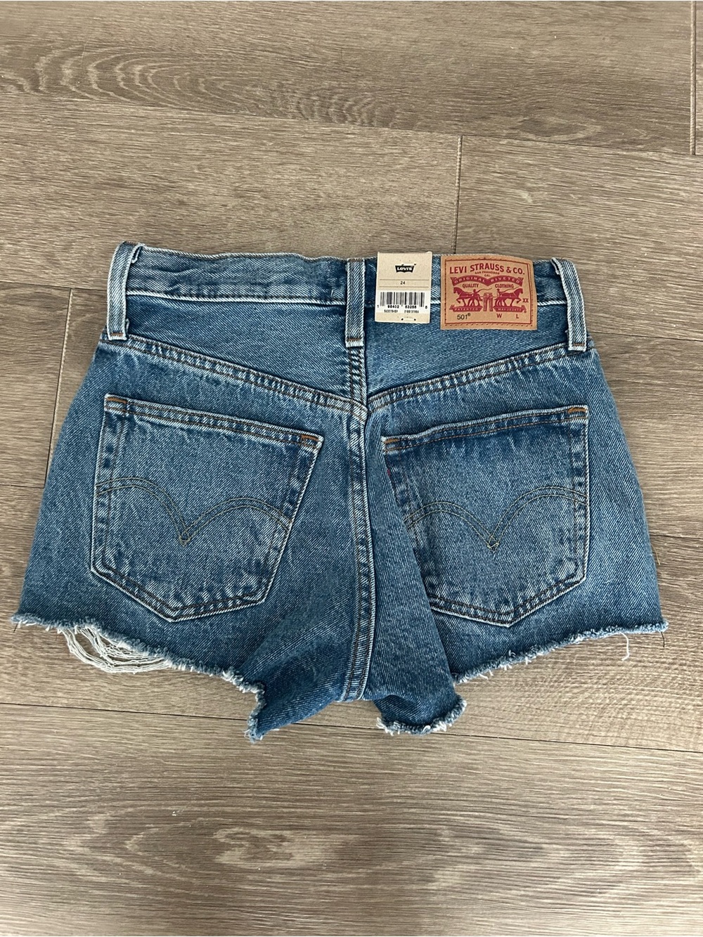 NWT Levi's 501 High-Rise Distressed Denim Shorts in Blue - Picture 2 of 3